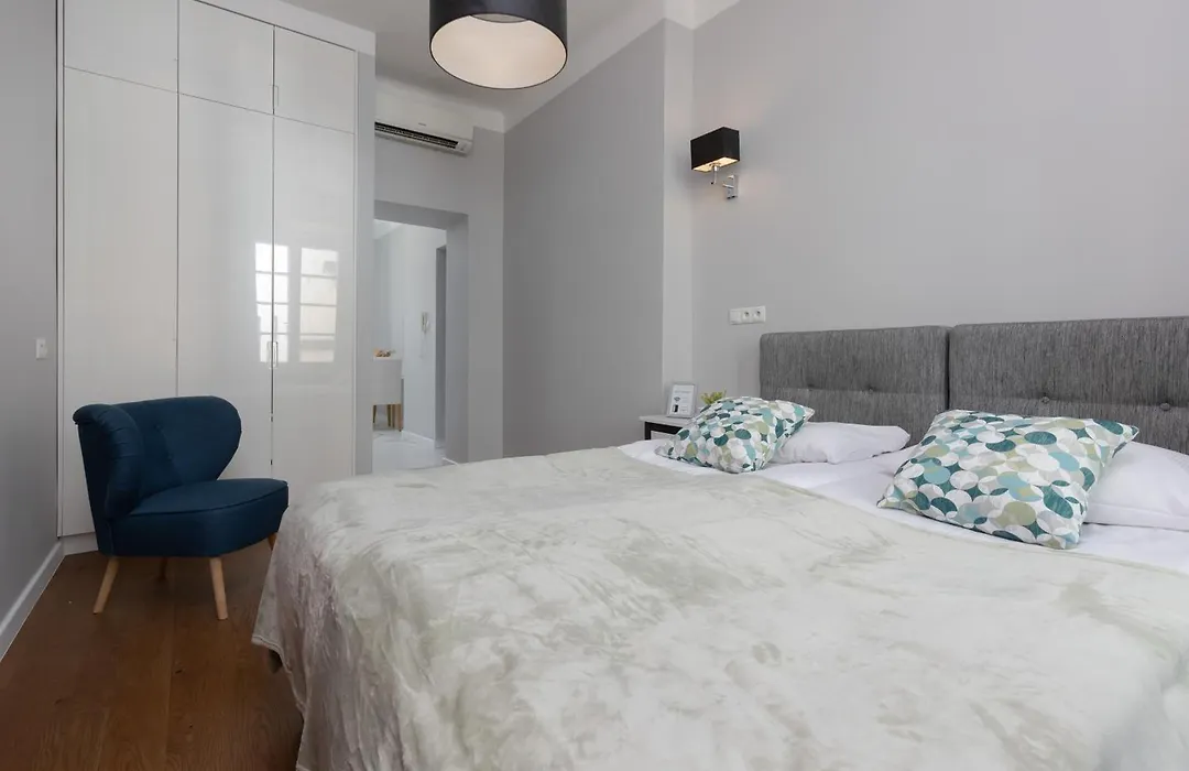 City Center Aparthotel Chmielna By Noclegi Renters-1